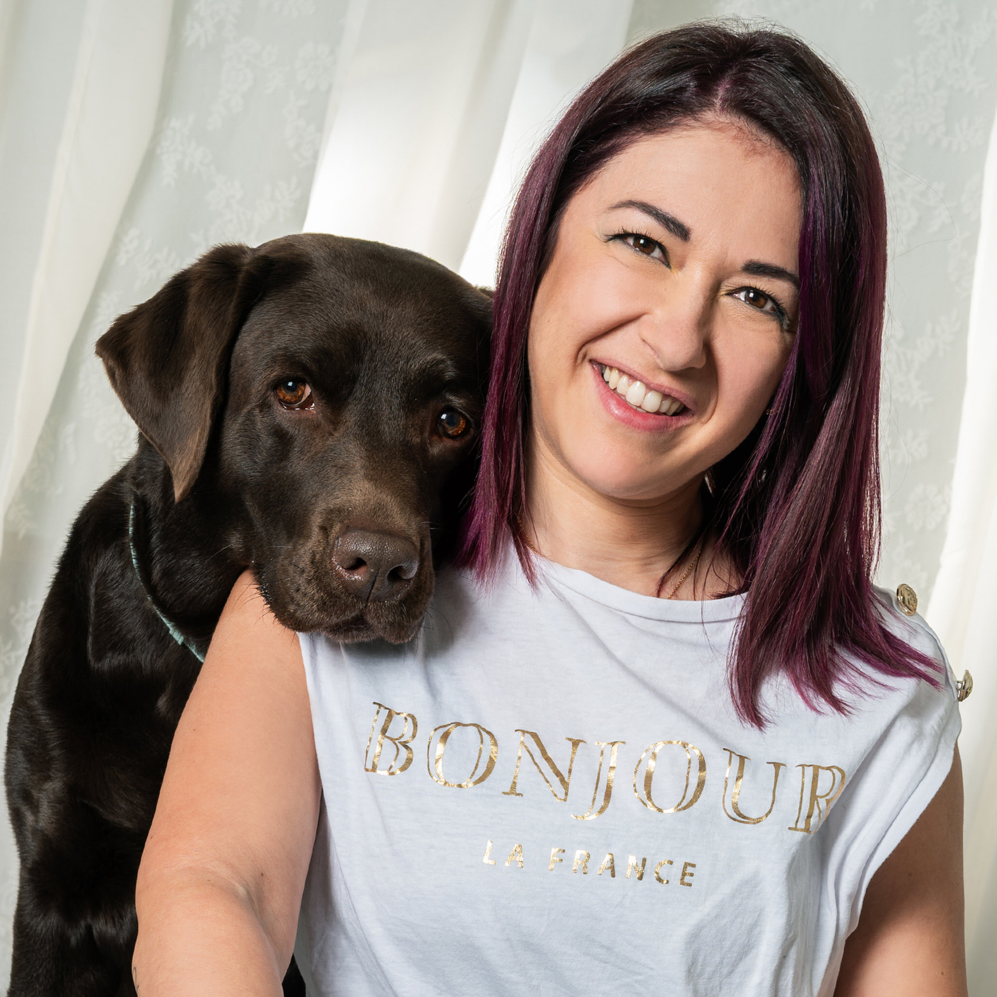 Frau mit ihrem Hund - herzlicher Moment vor der Kamera