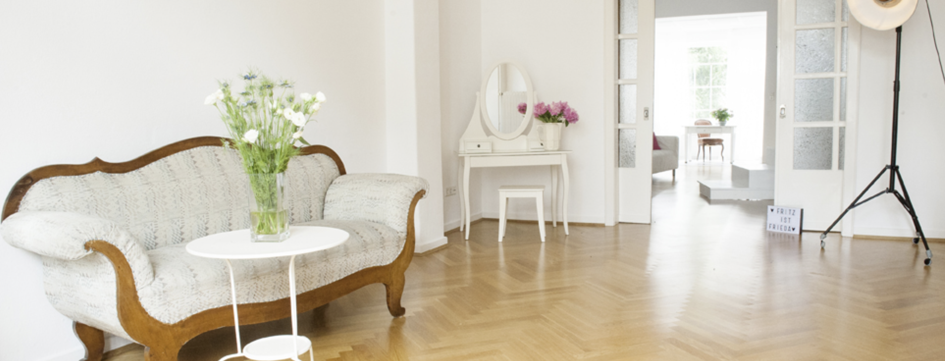 Studio-Atmosphäre mit weichem Tageslicht